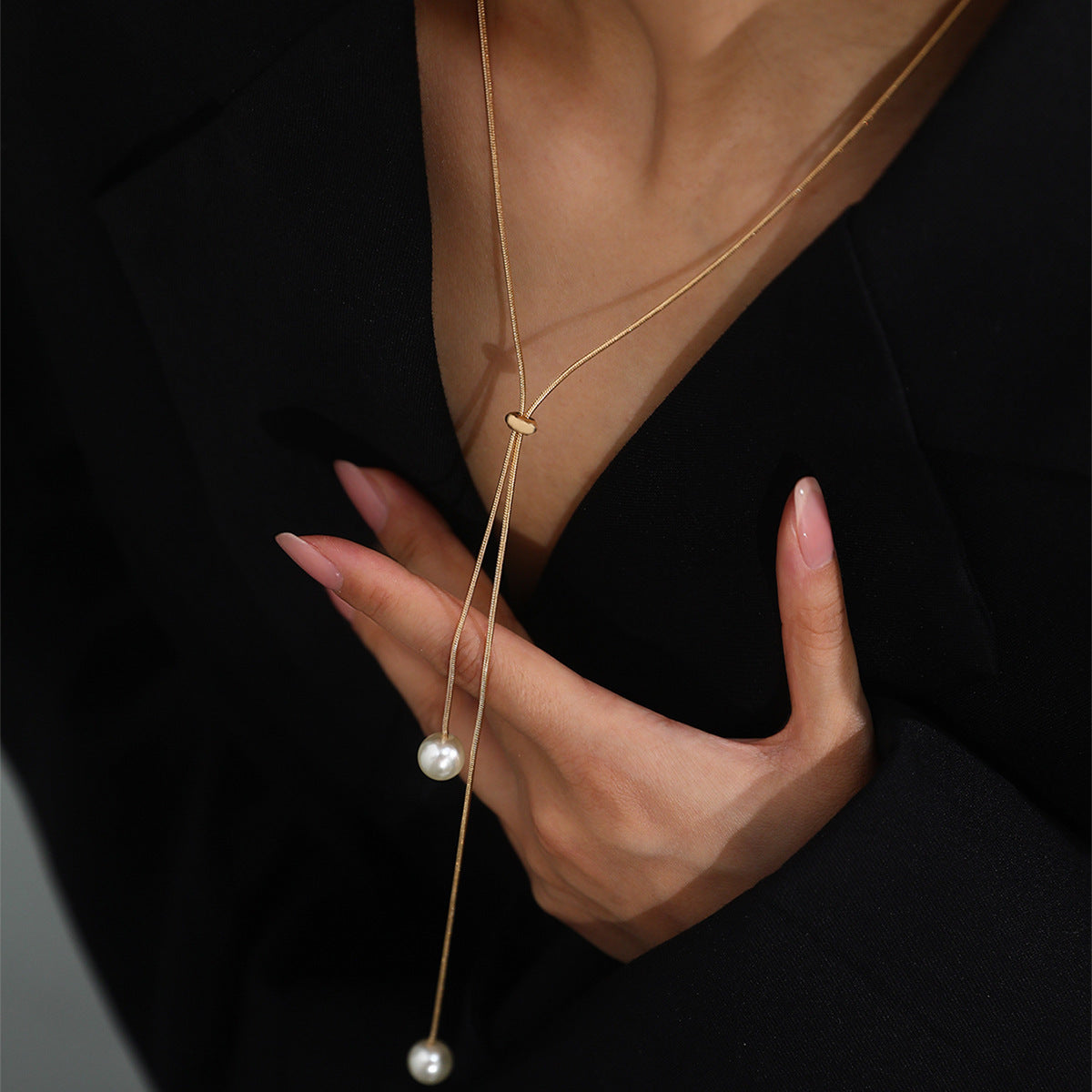 Pull-out pearl necklace
